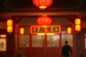 残响封面：空音乐厅中央孤零零的一架钢琴
