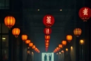 无声审讯封面：昏暗走廊尽头仅有一盏应急灯